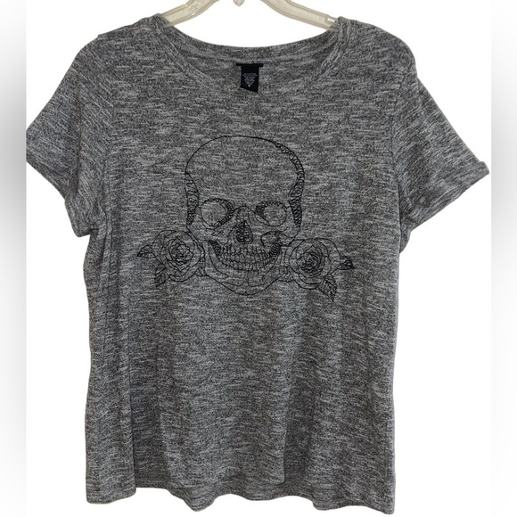 torrid Tops - Torrid Skeleton w/ Rose Graphic Design On Heather Gray T-shirt. Size 2 GUC